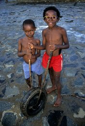 Archipel-des-Comores;-Cerceau;-Enfants;-France;-Garçons;-Jeu;-Kaleidos;-Kaleidos-images;-La-parole-à-limage;-Laurent-Abad;-Mayotte;-Océan-Indien;-Pneu;-Stories-Pictures;-Vie-quotidienne